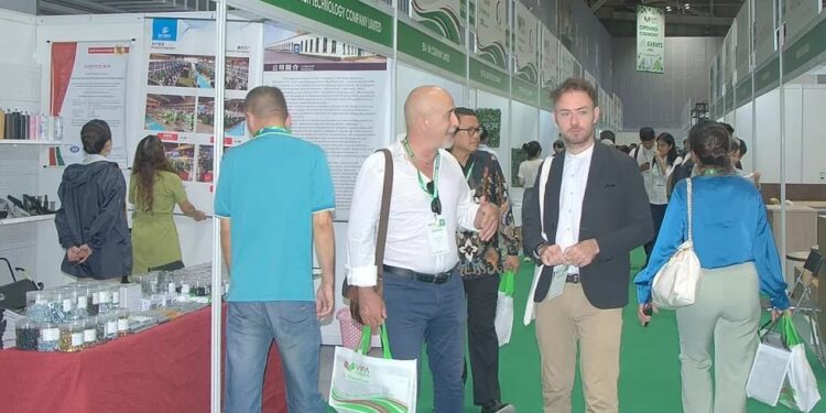 Nhiều doanh nghiệp đến từ 13 quốc gia, vùng lãnh thổ tham quan Hội chợ quốc tế đồ gỗ tại Việt Nam