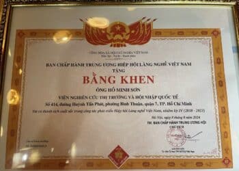 Tiến sĩ Hồ Minh Sơn – Viện trưởng Viện Nghiên cứu Thị trường – Truyên thông Quốc tế (IMRIC) nhận bằng khen của Hiệp hội Làng nghề Việt Nam