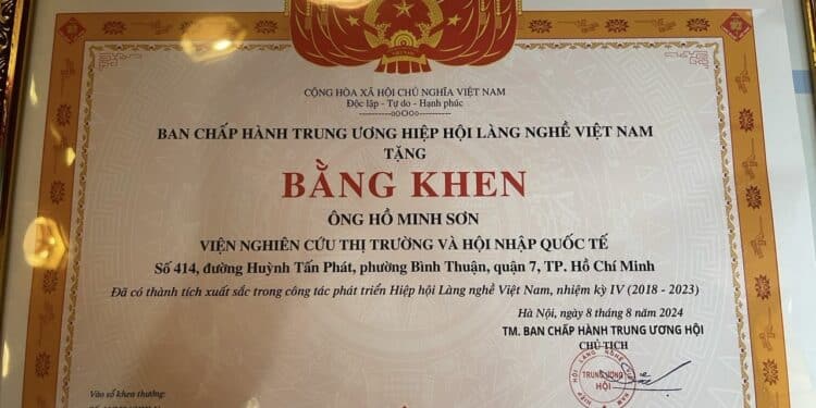 Tiến sĩ Hồ Minh Sơn – Viện trưởng Viện Nghiên cứu Thị trường – Truyên thông Quốc tế (IMRIC) nhận bằng khen của Hiệp hội Làng nghề Việt Nam