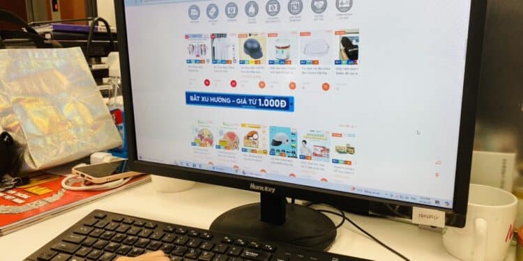 Shopee và TikTok Shop chiếm 93,4% thị phần bán lẻ online