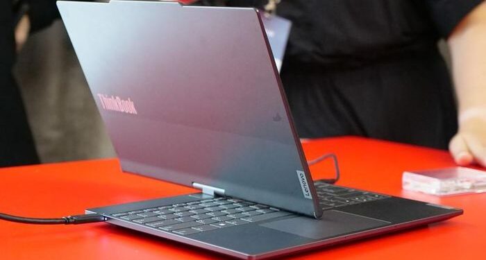 Laptop Lenovo mới xoay và đóng màn hình bằng khẩu lệnh