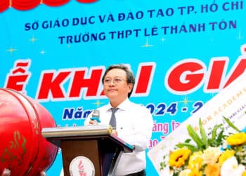 Học sinh, giáo viên trường Trung học phổ thông Lê Thánh Tôn (quận 7, TP.HCM) rộn ràng khai giảng khai giảng năm học mới