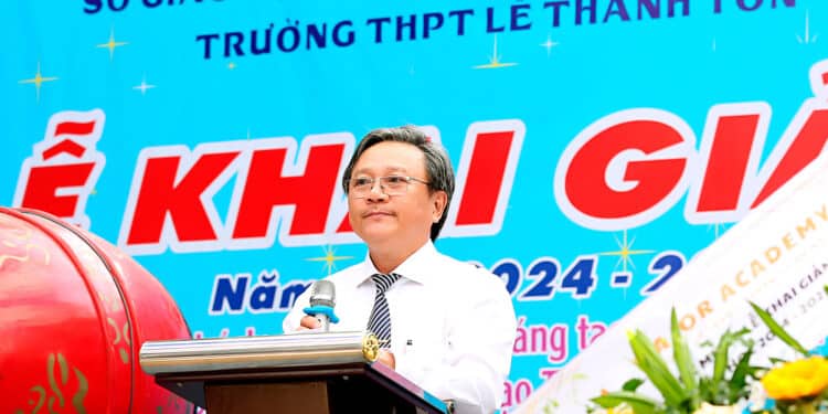Học sinh, giáo viên trường Trung học phổ thông Lê Thánh Tôn (quận 7, TP.HCM) rộn ràng khai giảng khai giảng năm học mới