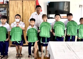 Viện IMRIC – Viện IRLIE phối hợp Tạp chí Doanh nghiệp và trang trại Việt Nam: Trao Balo quà tặng cho học sinh nghèo ở Thị trấn Mõ Cày, xã Định Thuỷ