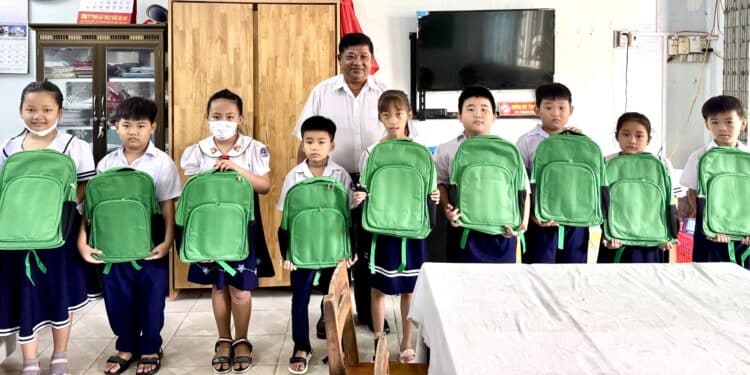 Viện IMRIC – Viện IRLIE phối hợp Tạp chí Doanh nghiệp và trang trại Việt Nam: Trao Balo quà tặng cho học sinh nghèo ở Thị trấn Mõ Cày, xã Định Thuỷ