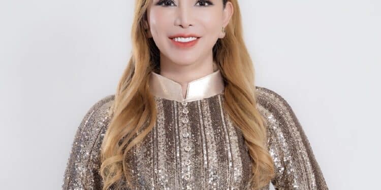 Hoa hậu Nguyễn Thị Thanh Thúy trao tặng kinh phí sửa chữa các điểm trường vùng núi