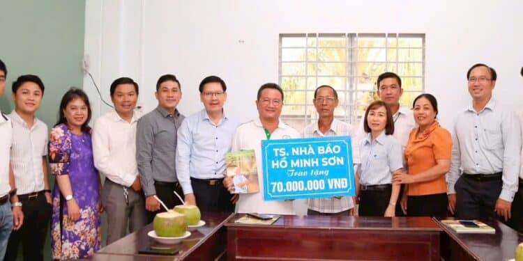 Viện IMRIC – Viện IRLIE; Tạp chí Doanh nghiệp và Trang trại Việt Nam: Trao kinh phí xây cầu nông thôn cho xã Phú Long