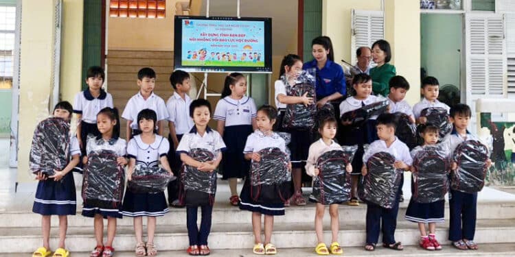 Viện IMRIC – Viện IRLIE phối hợp Tạp chí Doanh nghiệp và Trang trại Việt Nam tiếp sức cho học sinh hiếu học vượt khó tỉnh Bến Tre