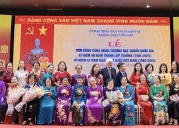 TRƯỜNG THCS VIÊN SƠN TỔ CHỨC TRỌNG THỂ KỶ NIỆM 60 NĂM THÀNH LẬP, ĐÓN NHẬN BẰNG CÔNG NHẬN TRƯỜNG CHUẨN QUỐC GIA