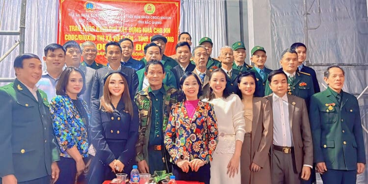 Hoa hậu Calgary Doanh nhân Việt Nam Toàn cầu trao tặng 08 căn nhà tình nghĩa cho các nạn nhân dioxin tại Bắc Giang