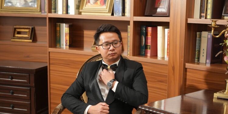 Chuyên gia Đặng Quang Hồng Quân – Giám đốc kinh doanh Takumizima Việt Nam chia sẻ việcvệ sinh vòi hoa sen để loại trừ ổ vi khuẩn gây bệnh