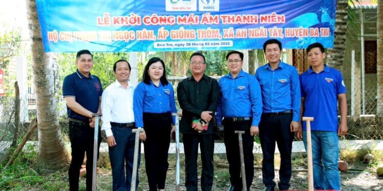 TS. Hồ Minh Sơn tiếp tục đồng hành xóa nhà tạm, nhà dột nát cho người dân cùng Tỉnh Đoàn Bến Tre