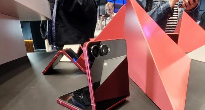 Samsung ra mắt ba mẫu điện thoại gập mới