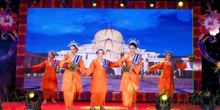 Rực rỡ sắc màu tại “Lễ hội Du lịch, Nghệ thuật, Văn hóa và Ẩm thực Malaysia 2025”