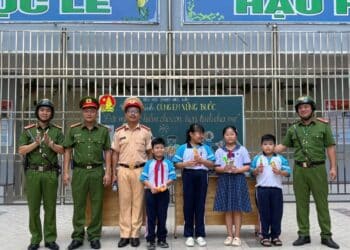 Trạm CSGT Đa Phước phối hợp công an phường Tân Mỹ (sau sáp nhập) tuyên truyền an toàn giao thông học đường tại trường tiểu học Phạm Hữu Lầu