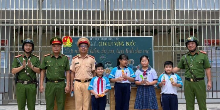 Trạm CSGT Đa Phước phối hợp công an phường Tân Mỹ (sau sáp nhập) tuyên truyền an toàn giao thông học đường tại trường tiểu học Phạm Hữu Lầu