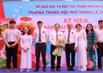 TRƯỜNG THPT LÊ THÁNH TÔN LONG TRỌNG KỶ NIỆM NGÀY NHÀ GIÁO VIỆT NAM 20/11 VÀ 50 NĂM GIÁO DỤC THÀNH PHỐ HỒ CHÍ MINH