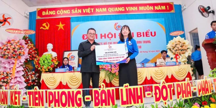 Ông Hồ Minh Sơn – Phó Chủ tịch Hiệp hội AVRCIPL, Viện trưởng Viện IMRIC trao kinh phí từ xã hội hóa của Đoàn TNCS Hồ Chí Minh xã Hưng Khánh Trung