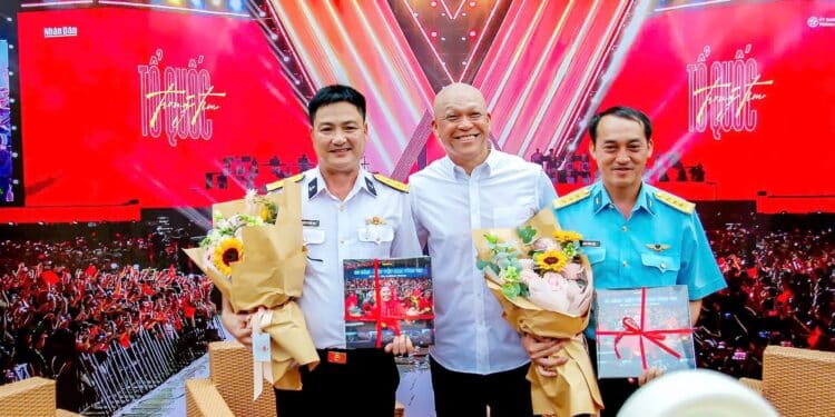 RA MẮT SÁCH ẢNH “80 NĂM – MỘT VIỆT NAM VỮNG TIN”: LAN TOẢ HÌNH ẢNH KHẮC HỌA BẢN LĨNH, KHÁT VỌNG VÀ NIỀM TIN DÂN TỘC