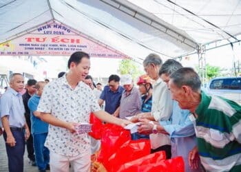 Hiệp hội Nghiên cứu, Tư vấn về Chính sách, pháp luật cho hoạt động đầu tư tại Việt Nam mang ‘Xuân’ đến địa phương chịu nhiều thiệt hại do thiên tai tại xã Tuy An Nam (Đắk Lắk)