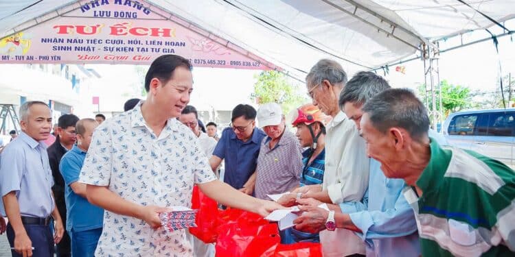 Hiệp hội Nghiên cứu, Tư vấn về Chính sách, pháp luật cho hoạt động đầu tư tại Việt Nam mang ‘Xuân’ đến địa phương chịu nhiều thiệt hại do thiên tai tại xã Tuy An Nam (Đắk Lắk)