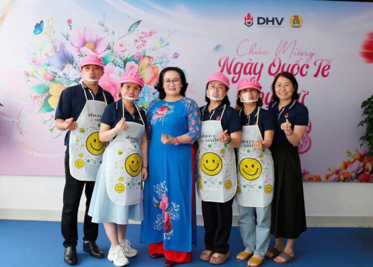 Cán bộ, giảng viên Trường Đại học Hùng Vương TP.HCM hào hứng với Hội thi nấu ăn và văn nghệ